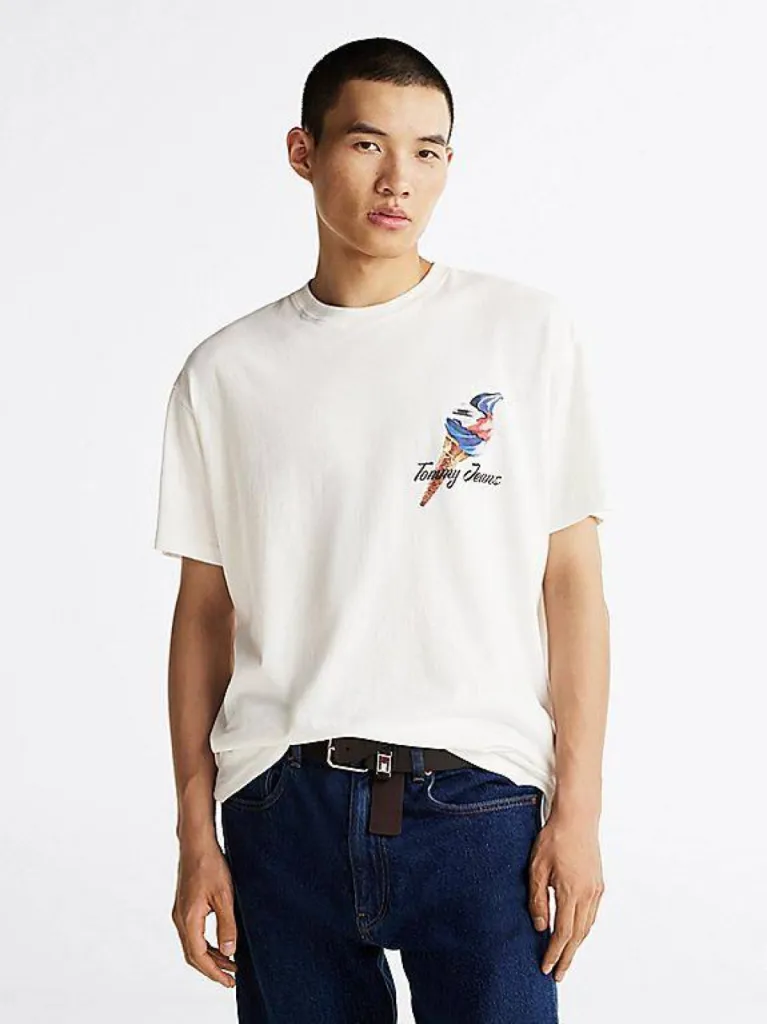 Osez le rétro avec le T-shirt Tommy Jeans logo, disponible à Dieppe