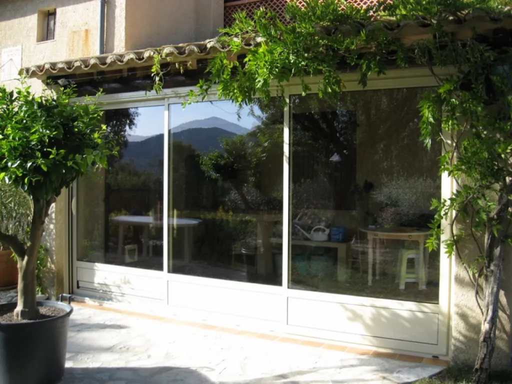 Coulissant 3 vantaux avec soubassement et ventilation