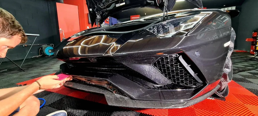 Application d’une protection carrosserie sur une Aventador Lamborghini près de Lyon en Rhône-Alpes
