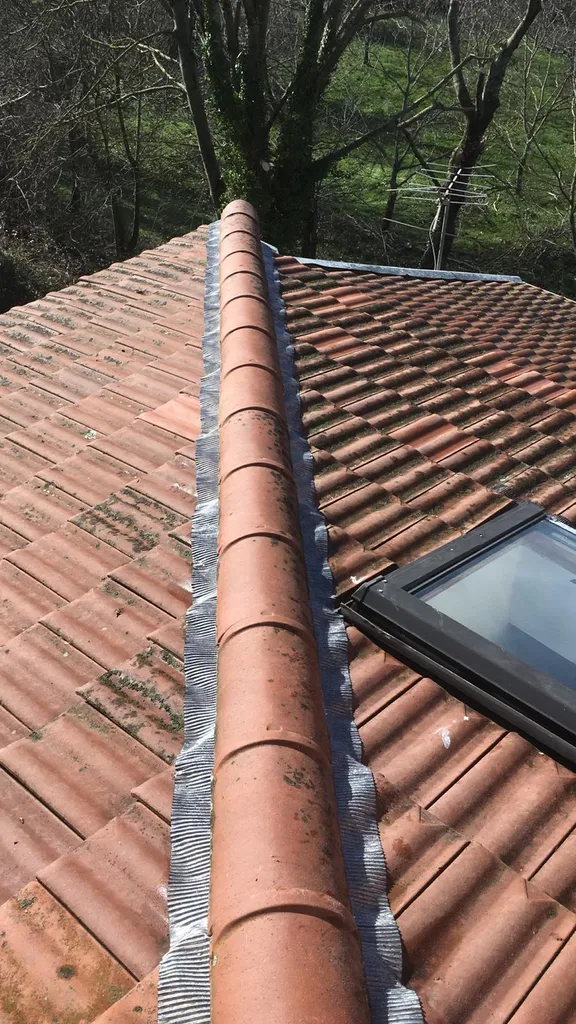 Installation de gouttière zinc et chéneau à Orange artisan zingueur pour toiture neuve ou à rénover