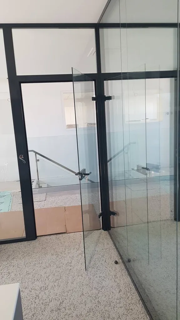 Cloisons amovibles vitrées bord à bord 78 mm pour professionnels à Marseille