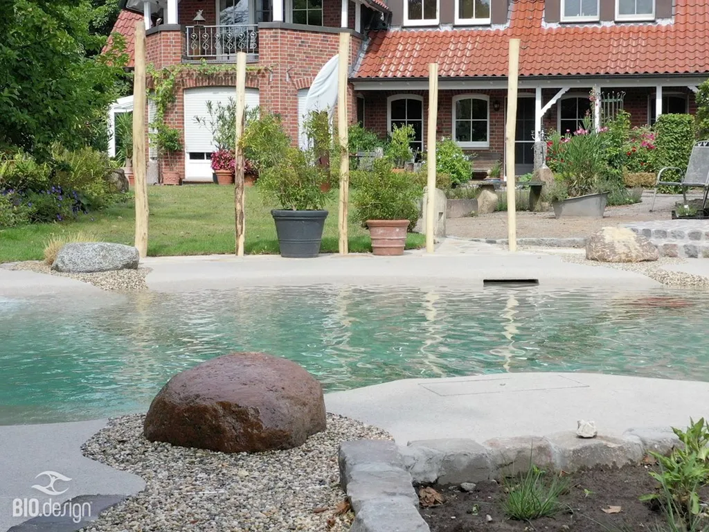 Peut-on transformer une piscine existante en piscine lagon naturelle avec plage immergée sable quartz en Rhône-Alpes et Suisse sans reconstruction ?