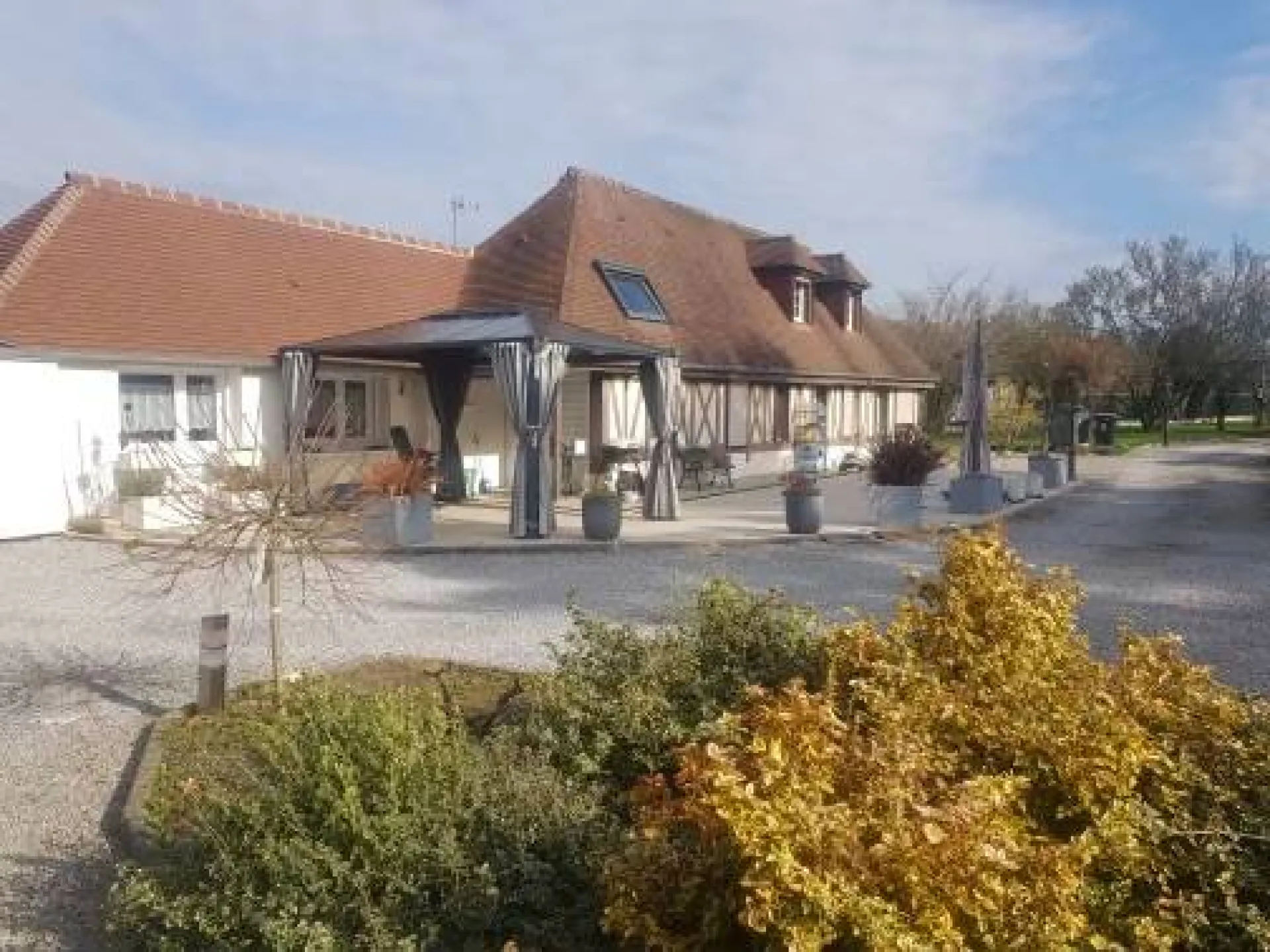 EXCLUSIVITÉ magnifique maison de 130 m² plus dépendance de 60 m² habitable édifiée sur 4600 m² de terrain sur la commune de LA LONDE 76500