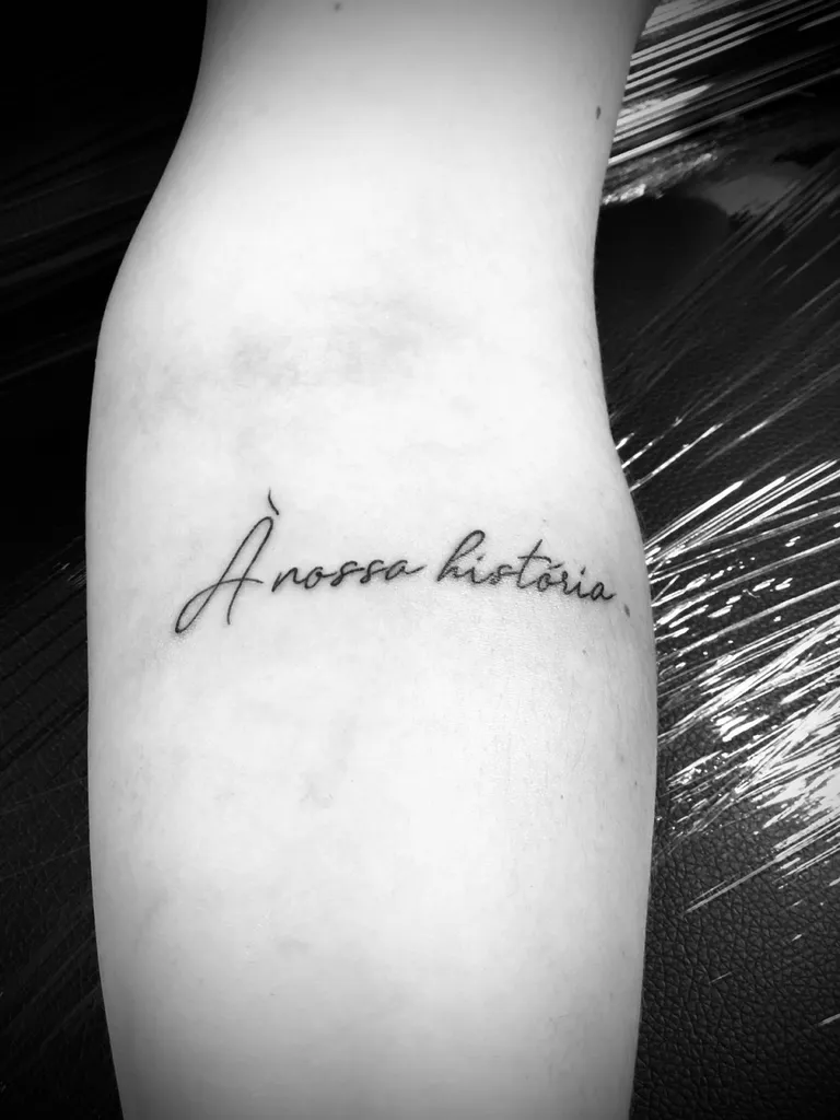 tatouage fin, écriture fines et légère à Craponne