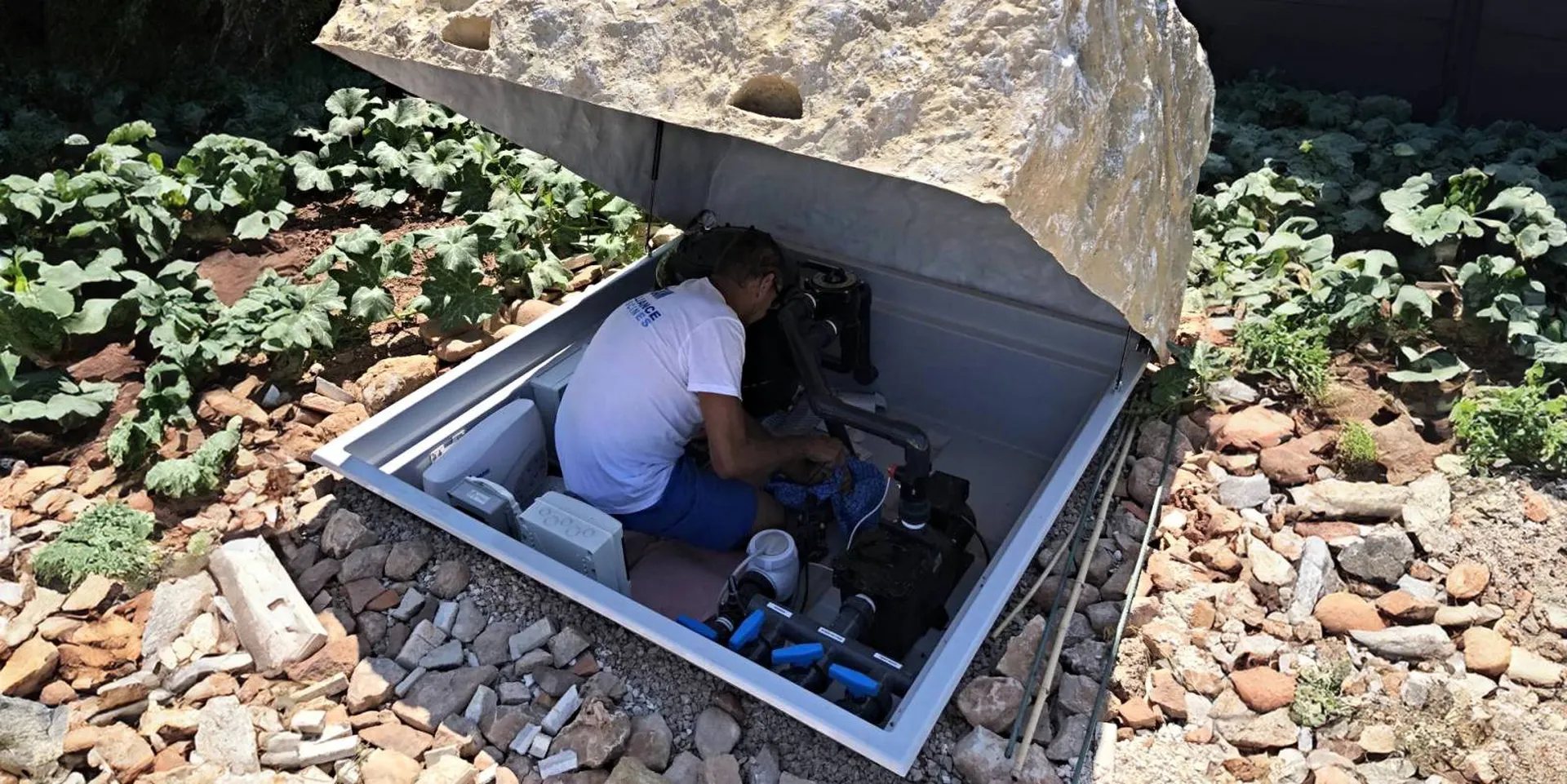 Intervention service après-vente Alliance Piscines 83 près de Toulon pour réparer le système de filtration