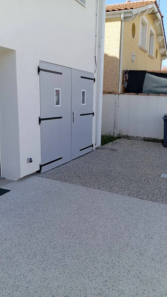 Installation d'une porte d'entrée en PVC dans une maison près de Lyon