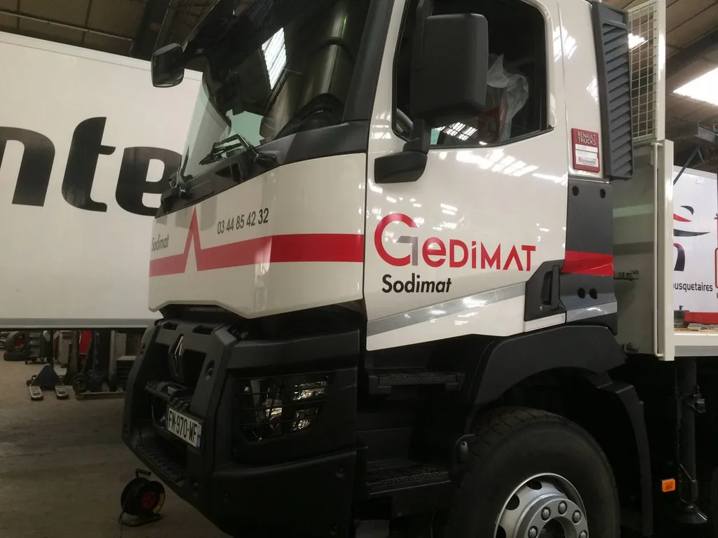 Marquage d'un véhicule camion benne pour la société 