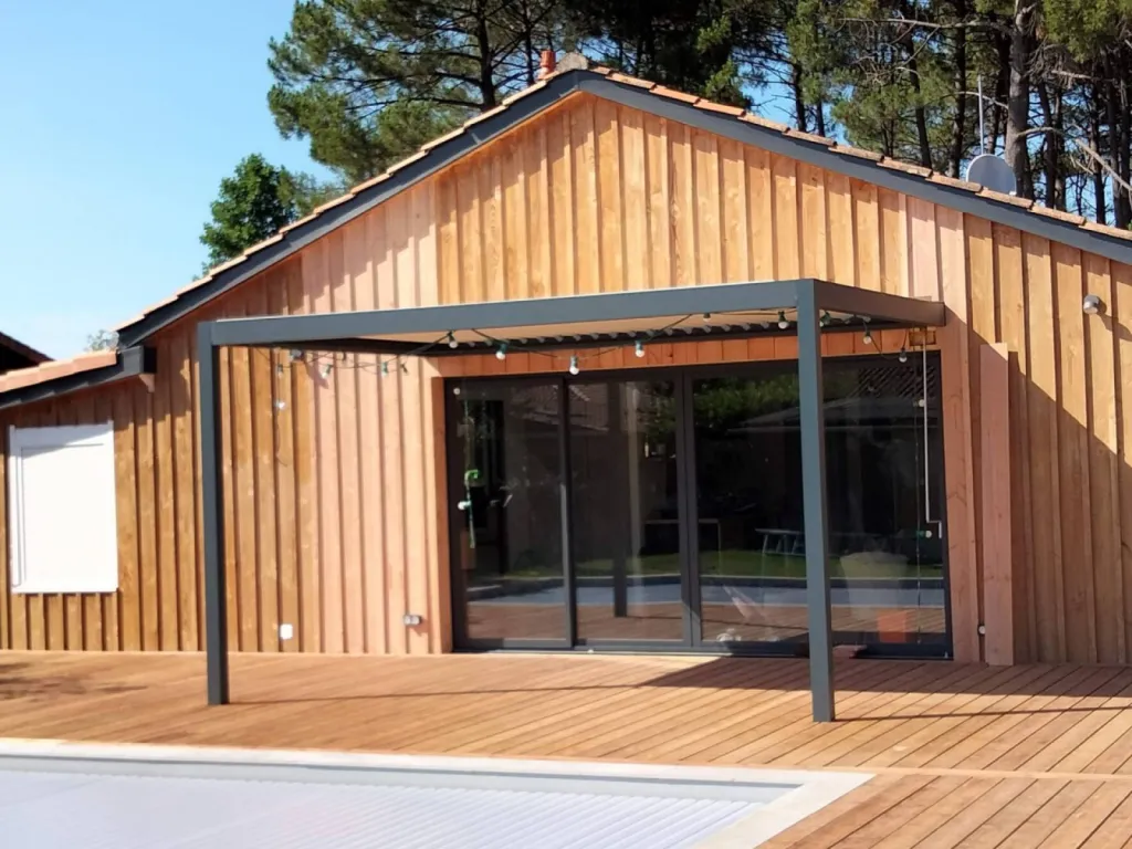 Artisan constructeur de terrasse bois sur plots sans vis apparente pour une piscine Gujan Mestras en Gironde