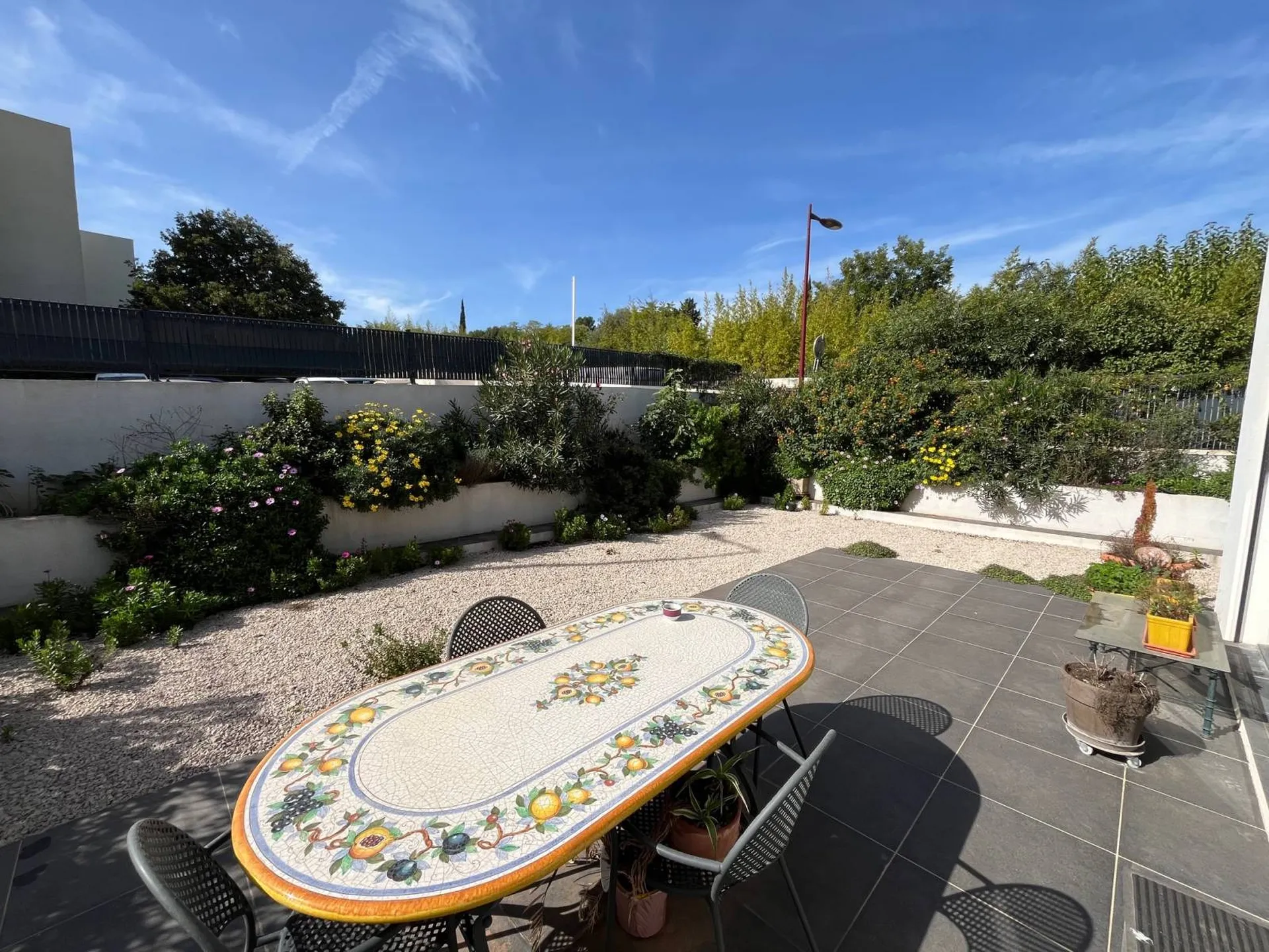 Maison en duplex à vendre dans le cœur du centre ville de Carnoux en Provence dans une copropriété de 3 logements.