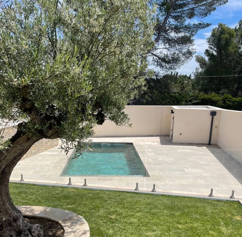 Terrasse et margelle de piscine sur-mesure en Travertin pierre naturelle