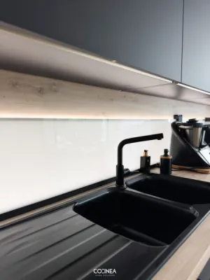 Conception et installation cuisine ARMONY noire avec sanitaire FRANKE à Saint-Clar-de-rivière