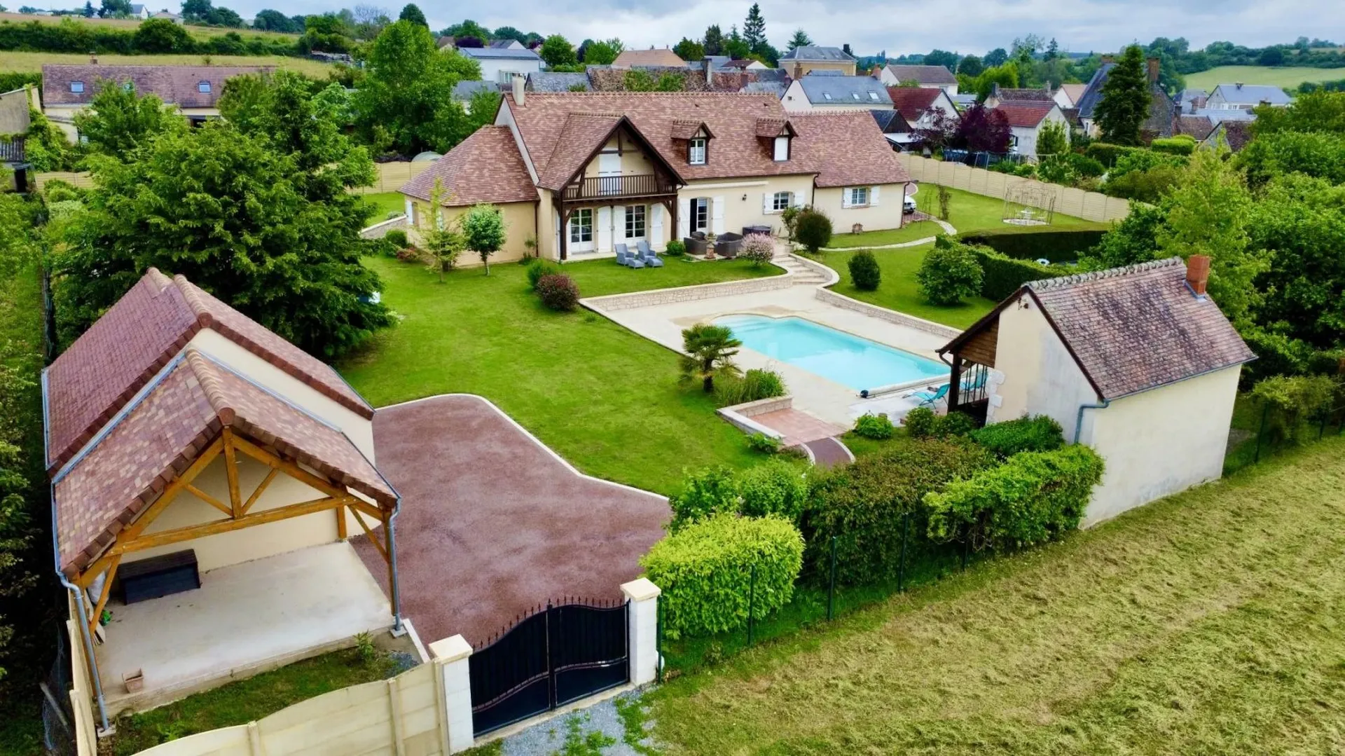 Magnifique maison à vendre à Ecommoy avec 4 chambres, piscine et Garage