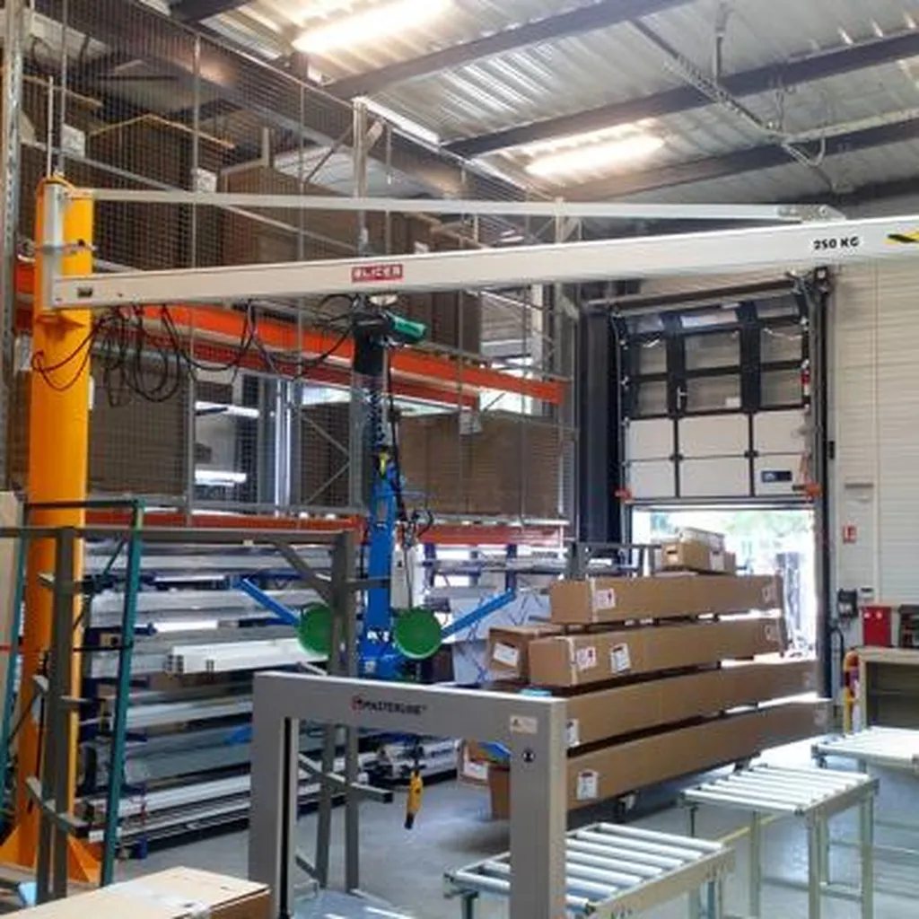 Pose d'une potence aluminium palan électrique à chaîne palonnier à ventouse axitec à Chambéry en Savoie