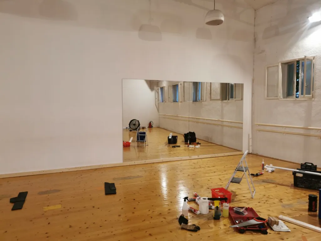 Conception d'un miroir sur mesure de grandes dimensions en verre pour un kinésithérapeute sur Pelissanne