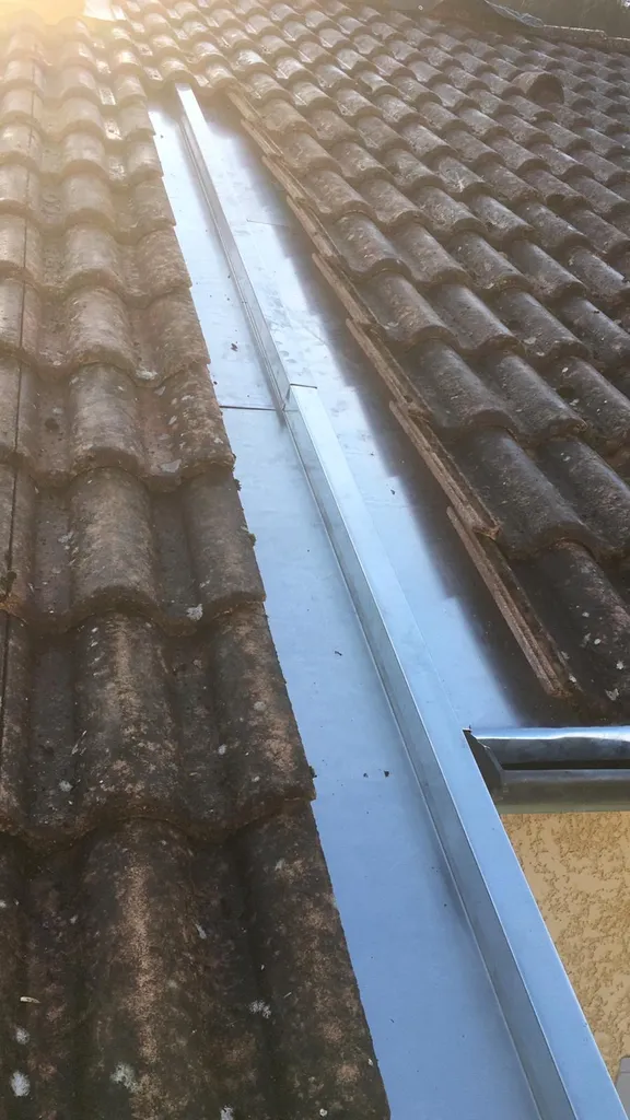 Rénovation de toiture et travaux de zinguerie avec la pose d'un vélux à Orange, dans le Vaucluse