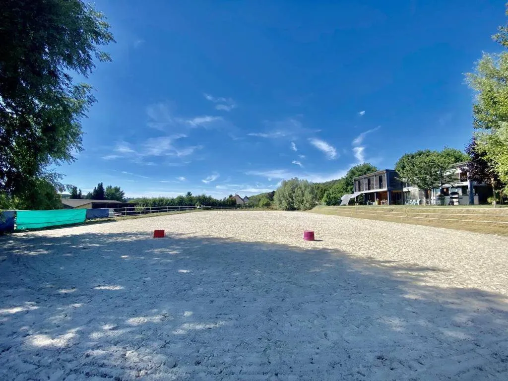 A vendre belle propriété équestre édifiée sur 4.8 hectares de terrain sur la commune de MONTFORT SUR RISLE