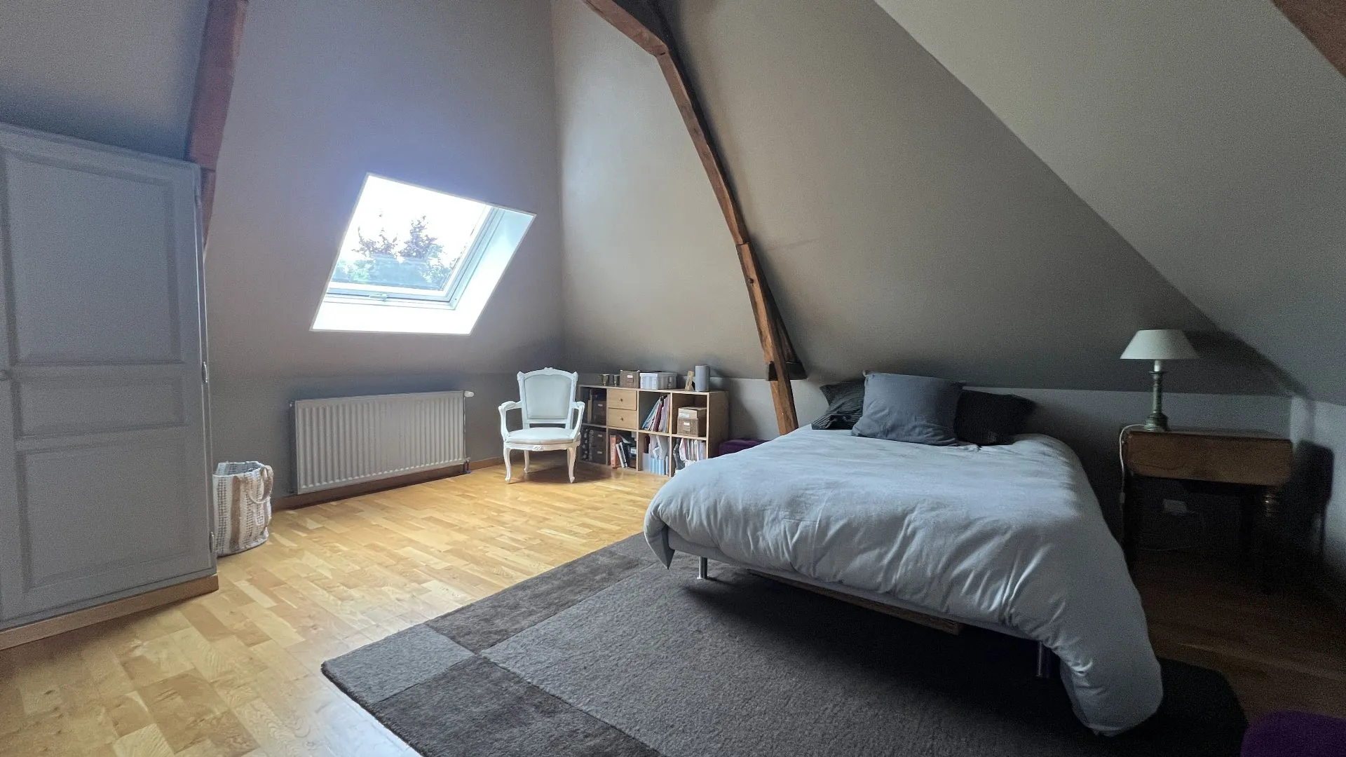 A vendre Authentique demeure normande 260m² issue de deux longères, 5 chambres, dépendances et jardin paysager 3400m², environnement privilégié proche Blangy-sur-Bresle 76340.