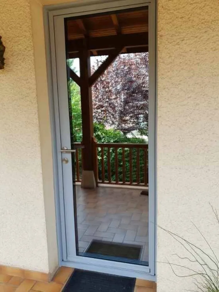 Une porte d'entrée en PVC : style et sécurité pour votre maison dans le Beaujolais
