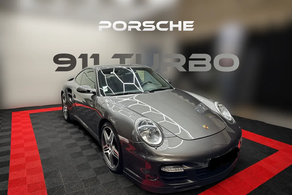 Préparation esthétique complète sur cette Porsche 911 Turbo avec protection carrosserie par cire haut de gamme longue durée