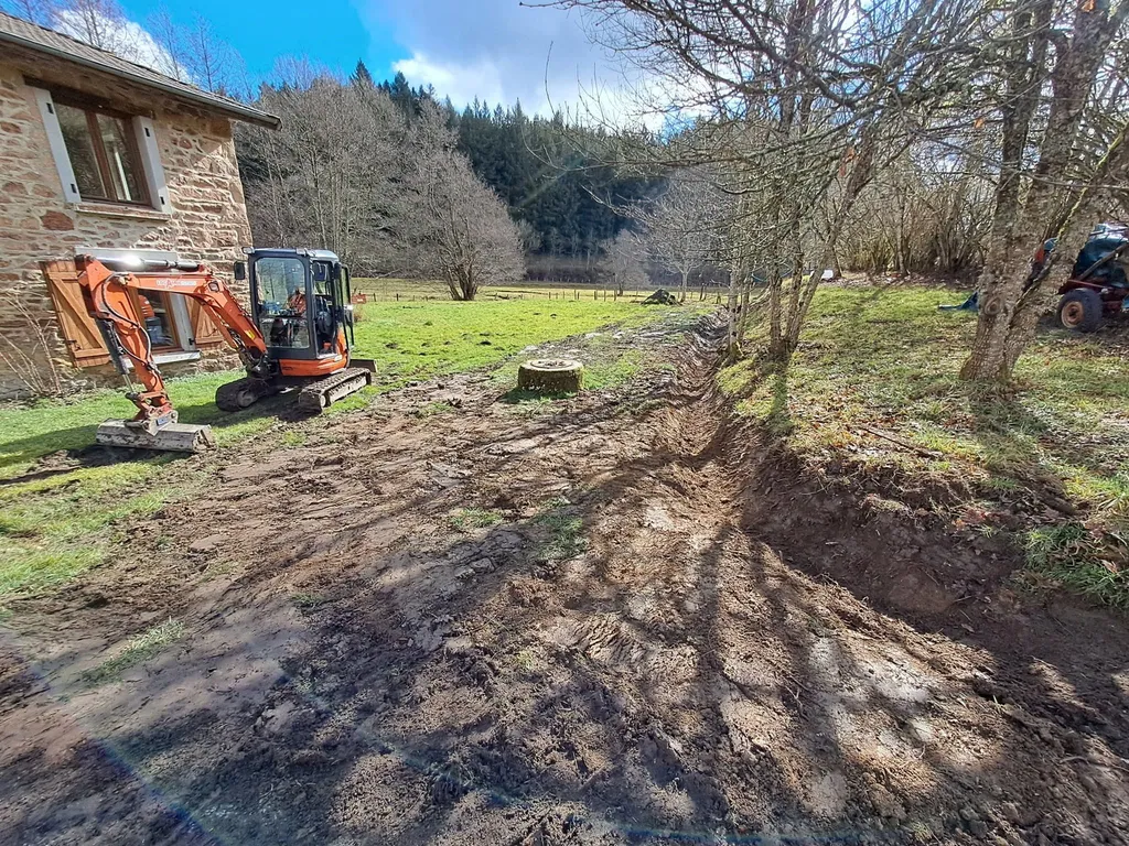 Réalisation de tranchées devant une maison pour passage de fibre à Pouilly les Nonains près de Roanne
