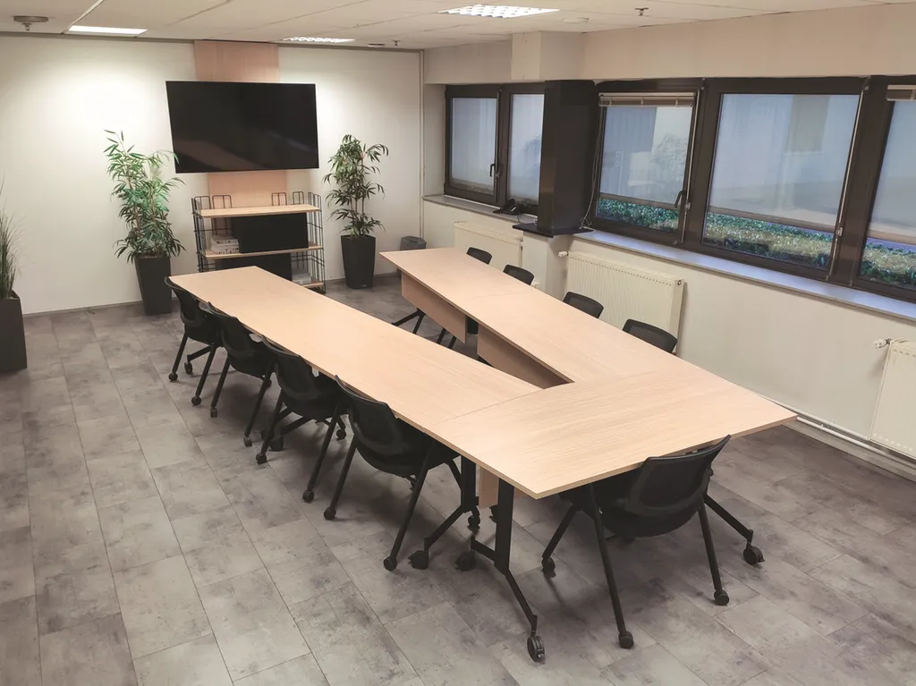 Table de réunion en V Eureka de Buronomic chez CONCEPTYS Aménagement à Alès