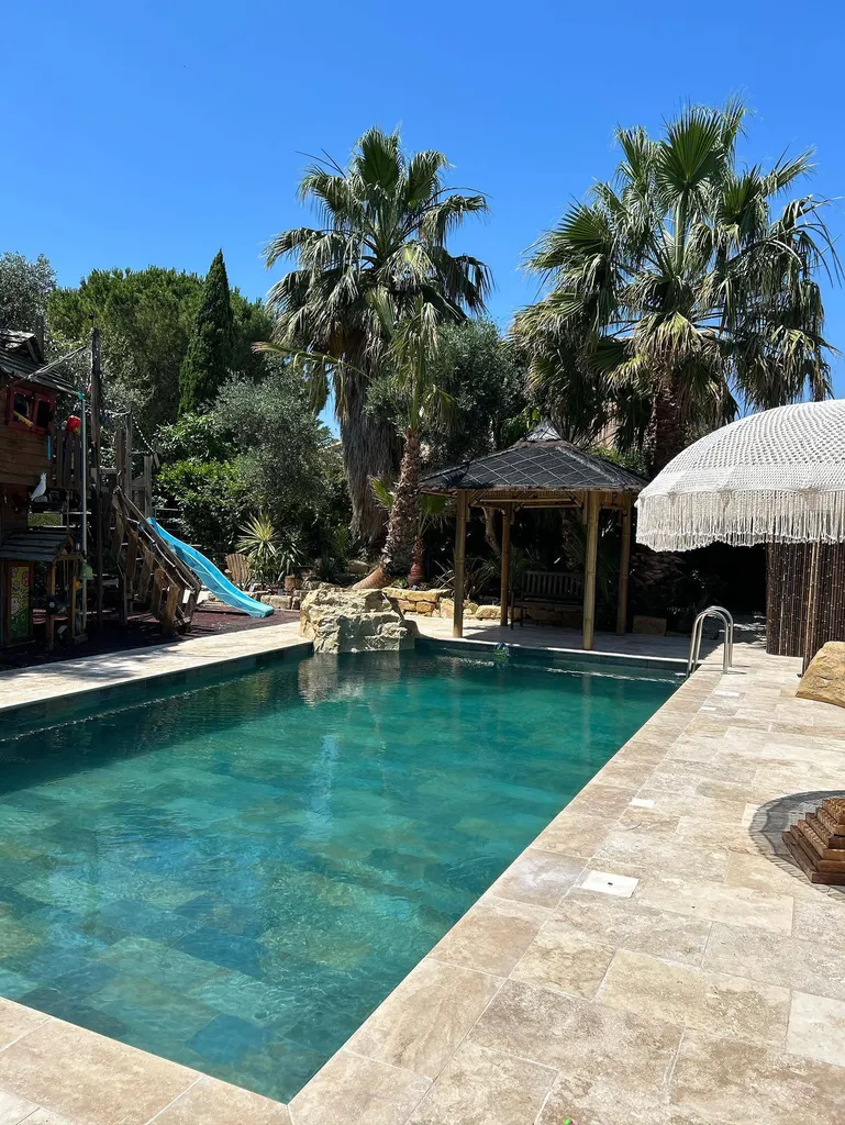 TERRASSE PISCINE EN TRAVERTIN BEIGE 1ER CHOIX CLASSIC MIX