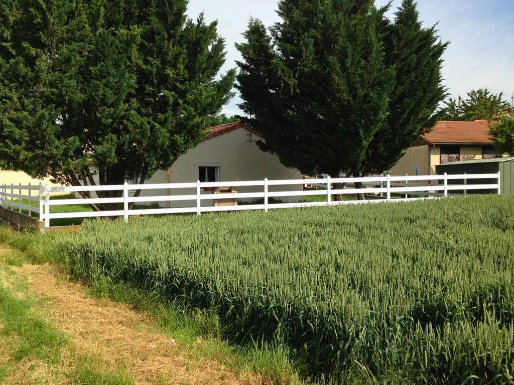 Pose d’une clôture 3 lames alu blanc Gypass sur-mesure à Chaponost près de Brignais dans le Rhône (69)