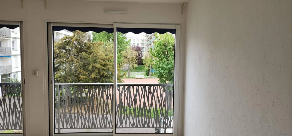 Installation de baies vitrées en remplacement d’anciennes portes acier à Oullins