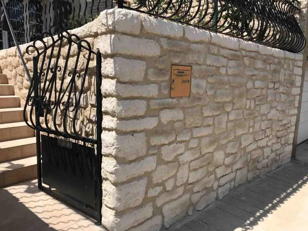 rénovation d’une bastide en torchis gratté à l’ancienne à Bessan proche d’agde