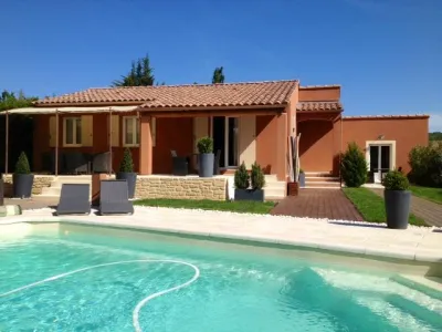 Aménagement d'un jardin autour d'une piscine à Castillon du Gard (30)