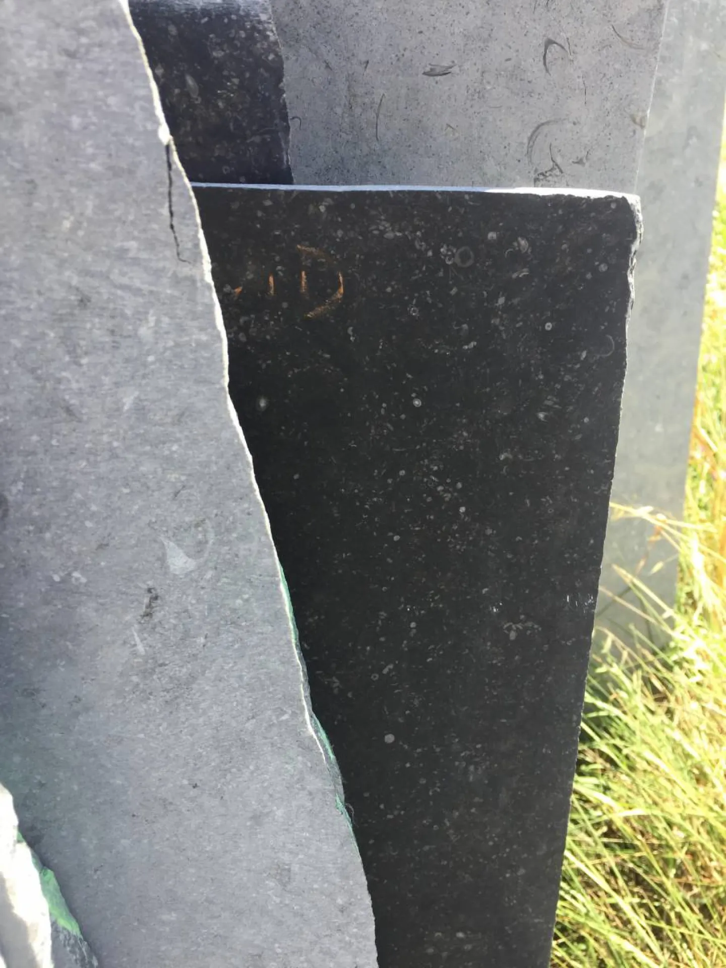 Bleu du Hainaut, pierre de Belgique noire, grise selon finition, livraison sud de France