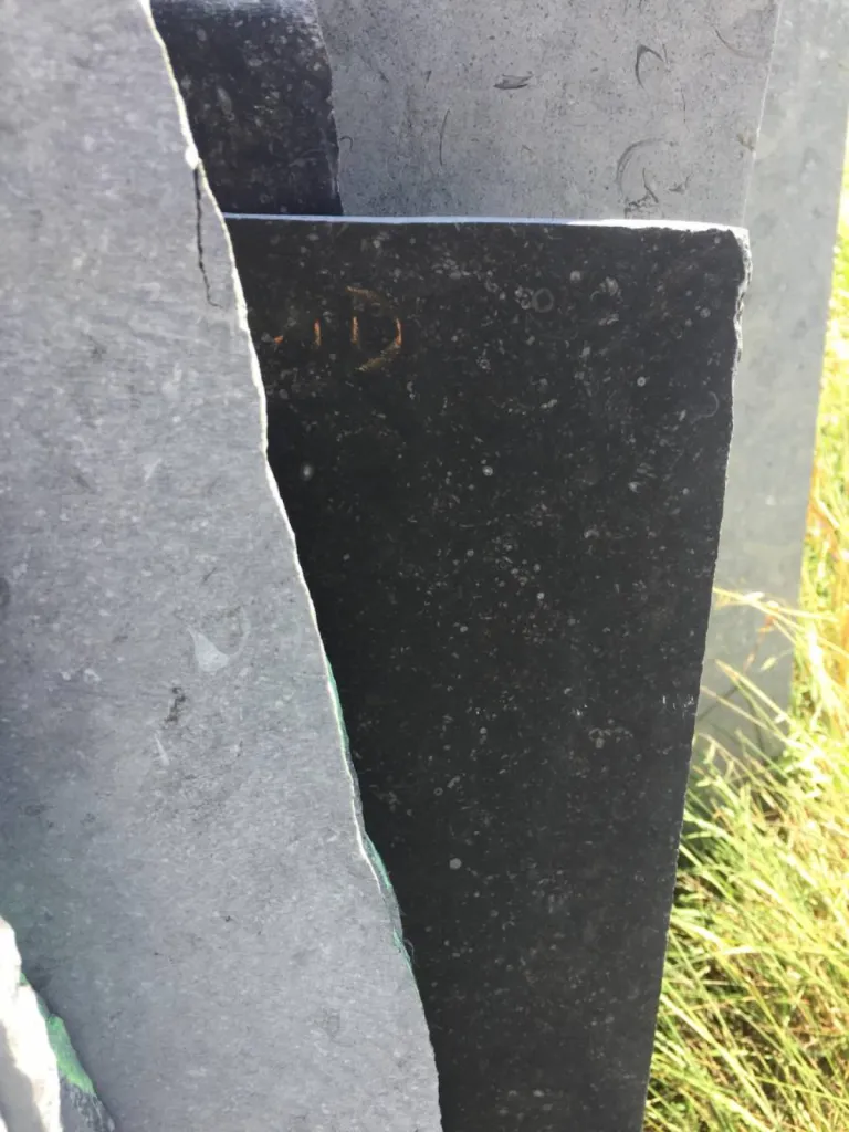 Bleu du Hainaut, pierre de Belgique noire, grise selon finition, livraison sud de France