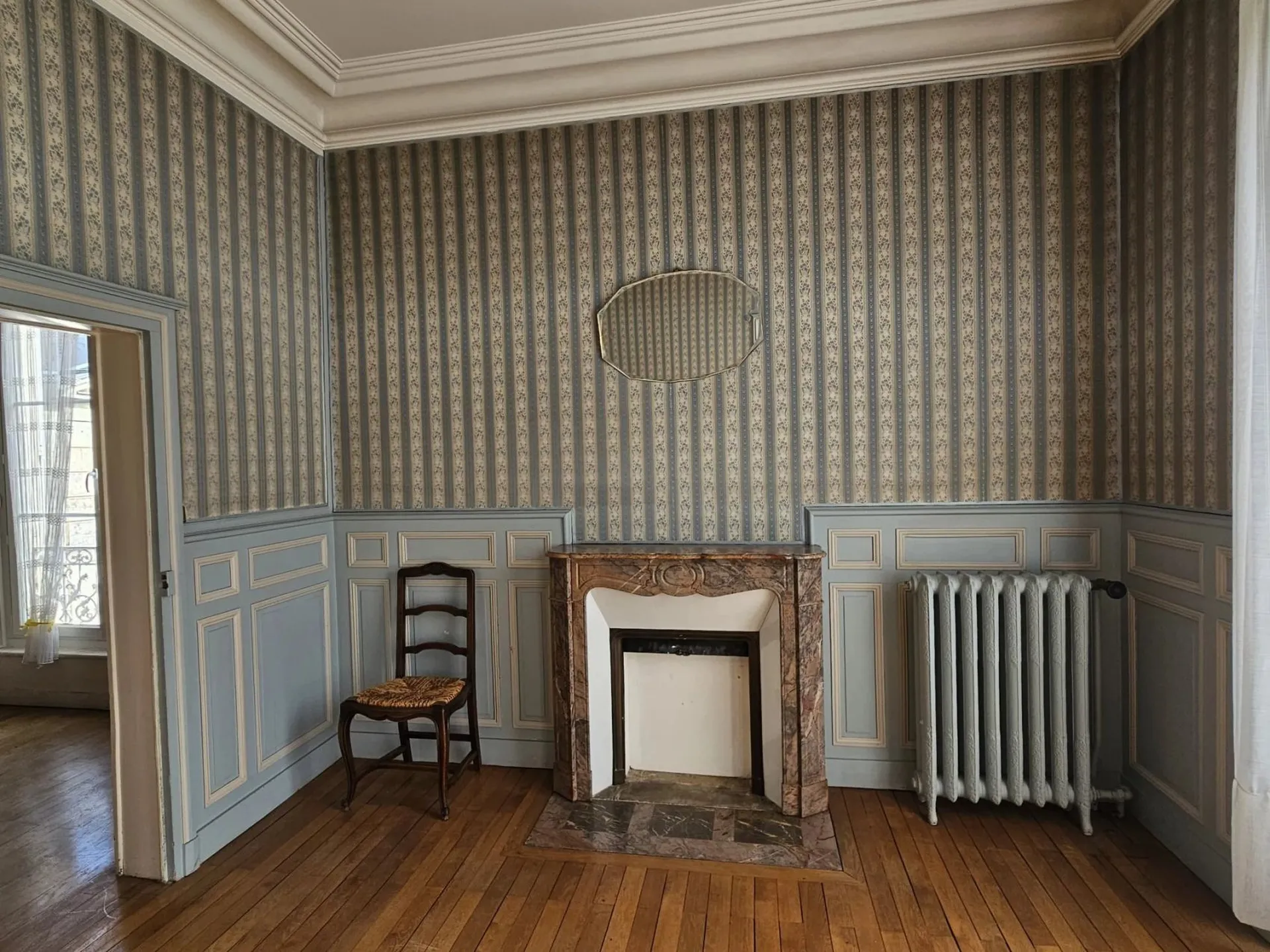 Propriété avec cheminée, parquets, stucs, boiseries à vendre en sarthe