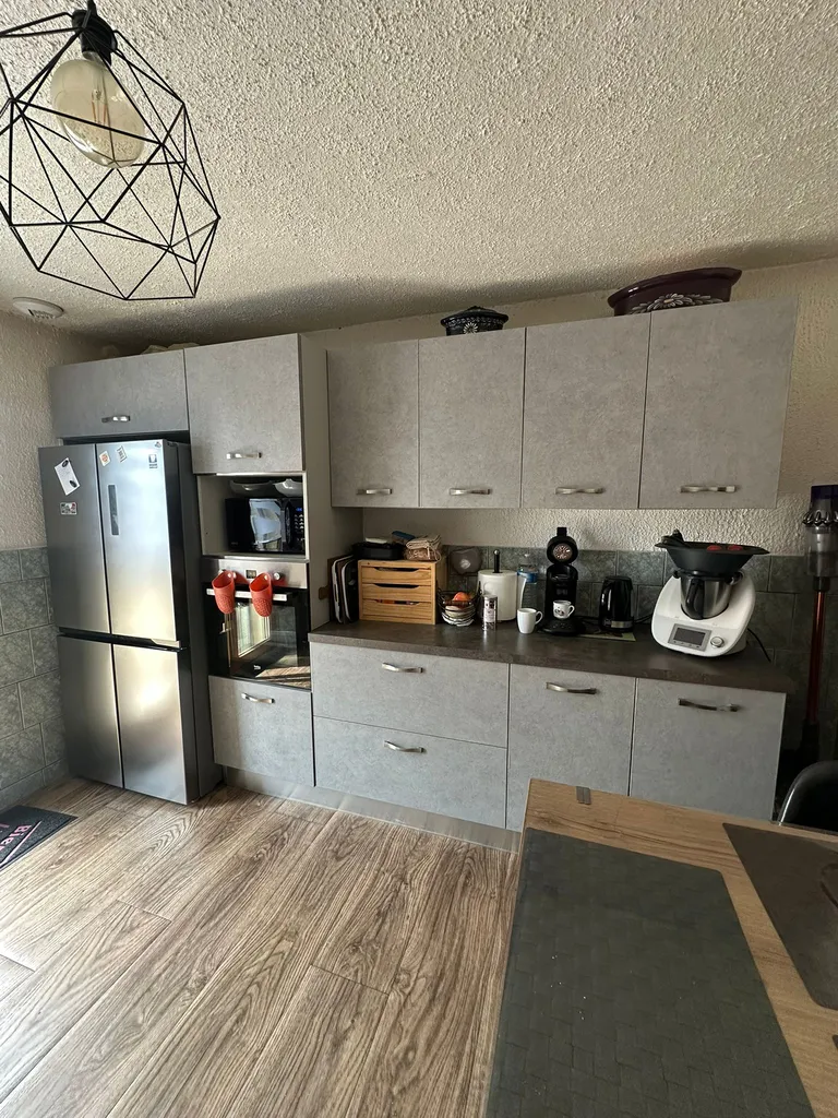 After: Rénovation d'une cuisine en adhésif béton ciré 
