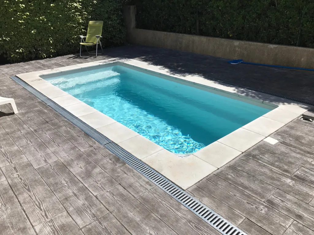 piscine avec margelle sur terrasse