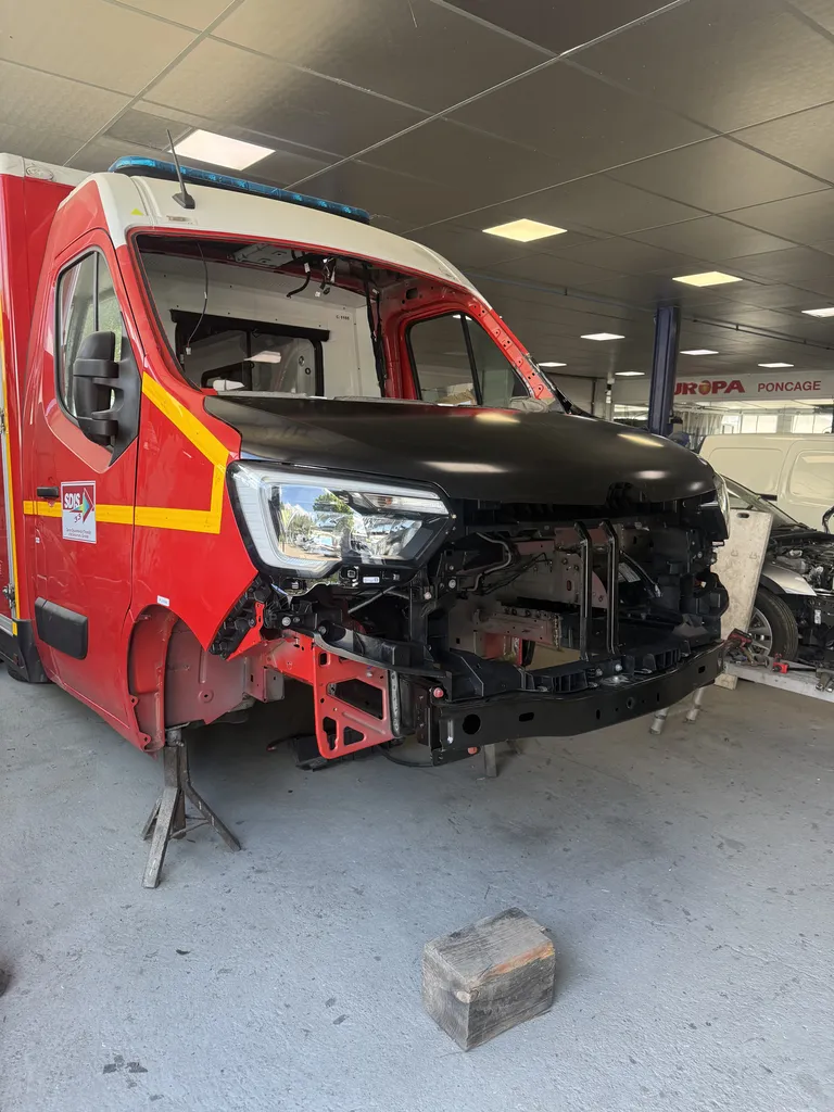 Réparation de véhicule administratif après accident ayant abîmé le pare-chocs avant