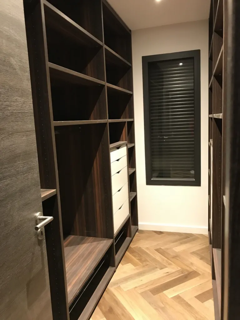 Pose de parquet collée en bâton rompu