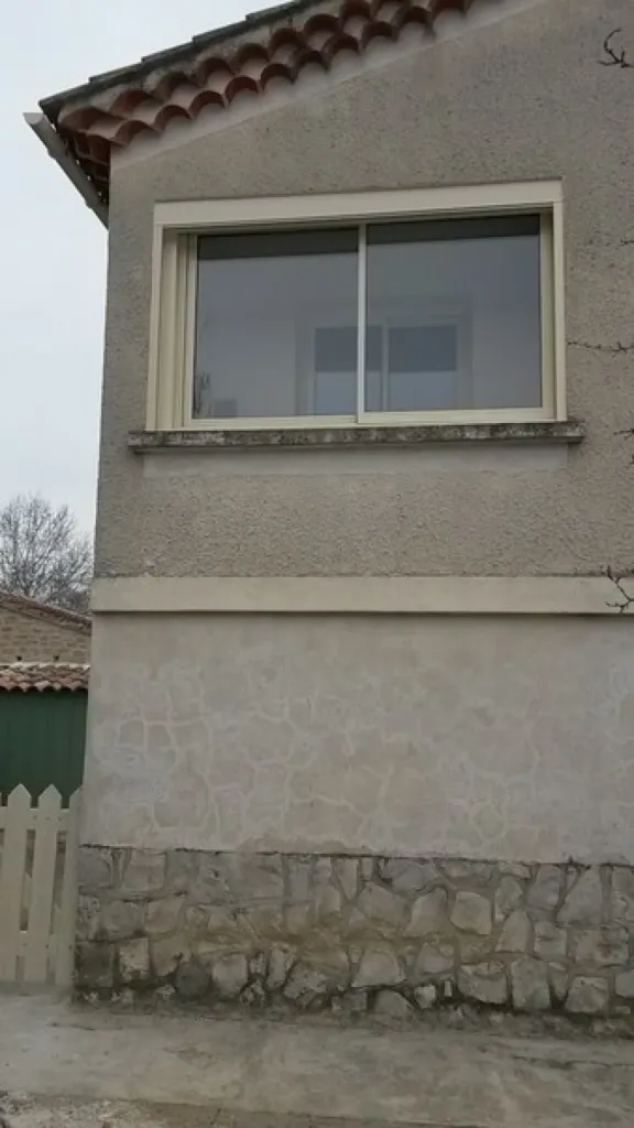 Rénovation d'une villa en menuiseries aluminium et porte de garage enroulable à Roaix