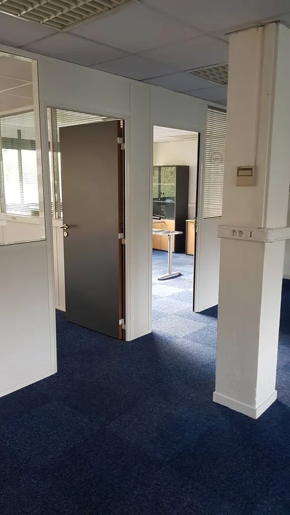 Cloisons amovibles semi-vitrées avec porte stratifiée dans un open-space à Paris