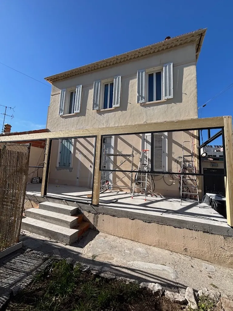 Réalisation et installation d’une véranda en bois et aluminium gamme Alizé à Fréjus (Var)