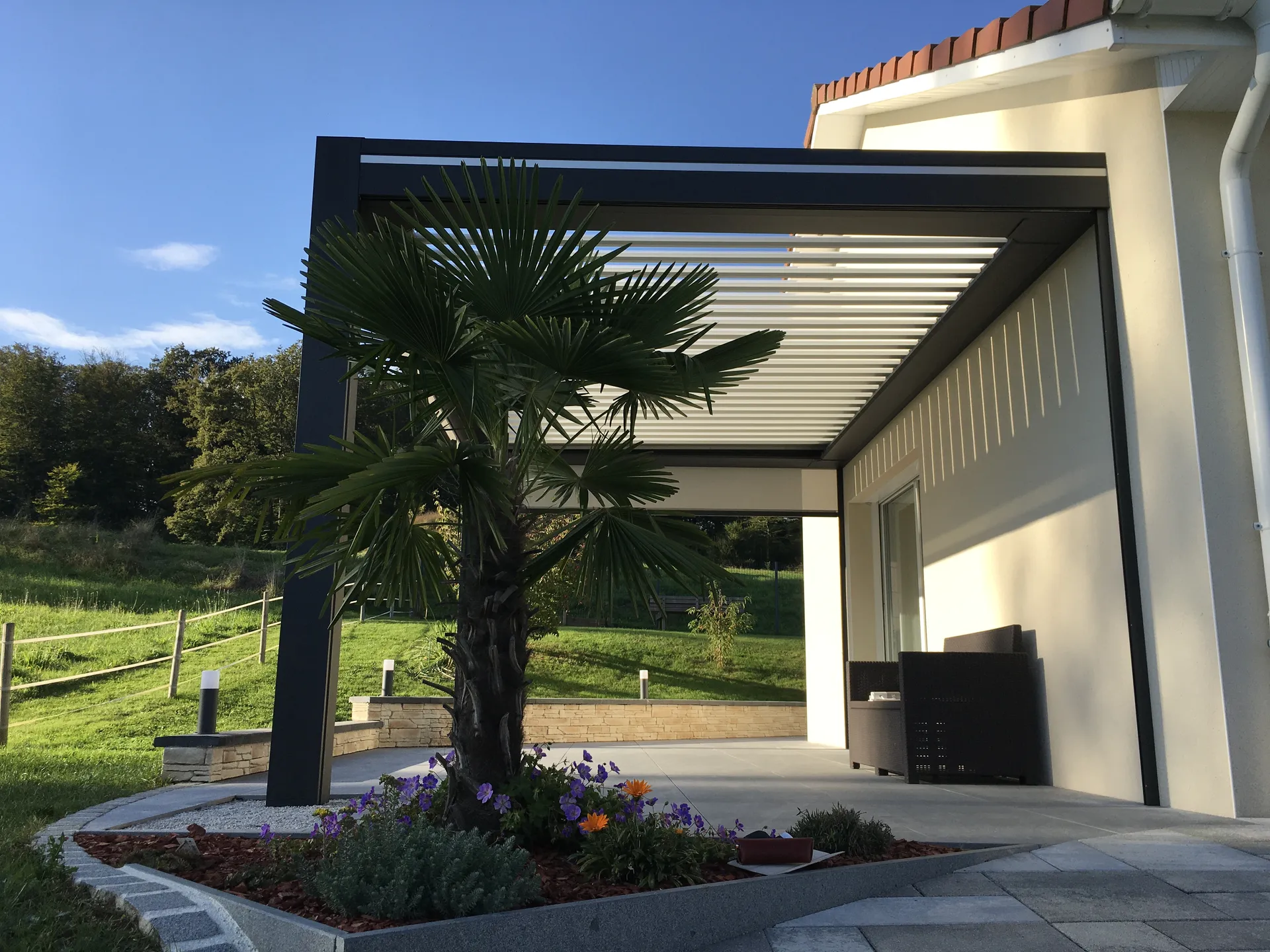REALISATION D’UNE PERGOLA BIOCLIMATIQUE à CHAMPEY 5000 x 3000 avec des stores LEDS DANS LES LAMES ET CHAUFFAGE