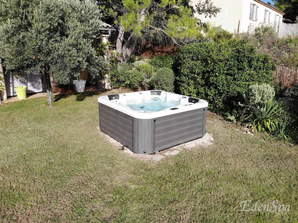 jacuzzi sur gazon exterieur peypin