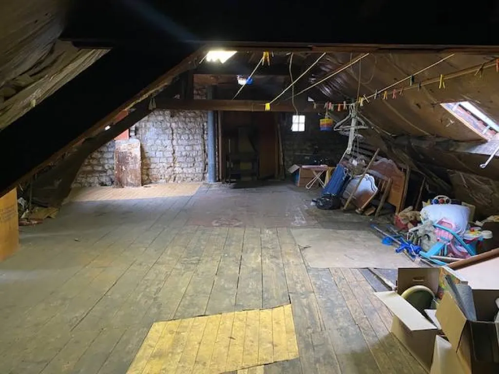 La maison dispose également d'un grenier de 45 m2 aménageable en deux chambres