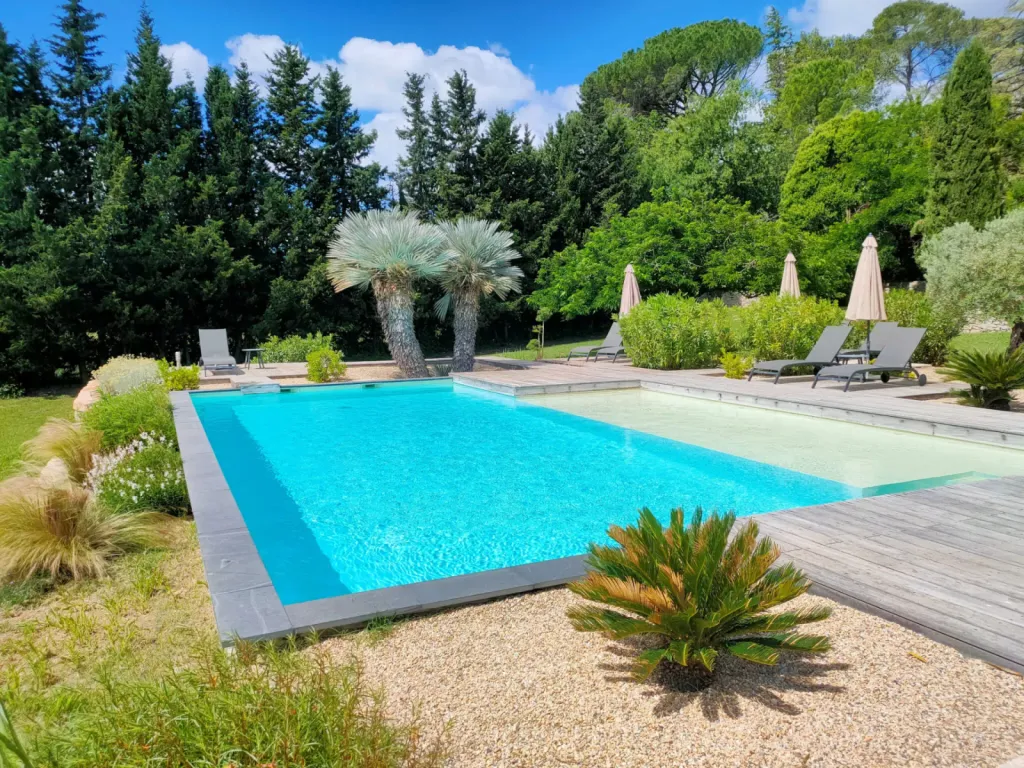Découvrir des réalisations de piscines haut de gamme et sur mesure en béton dans le Gard