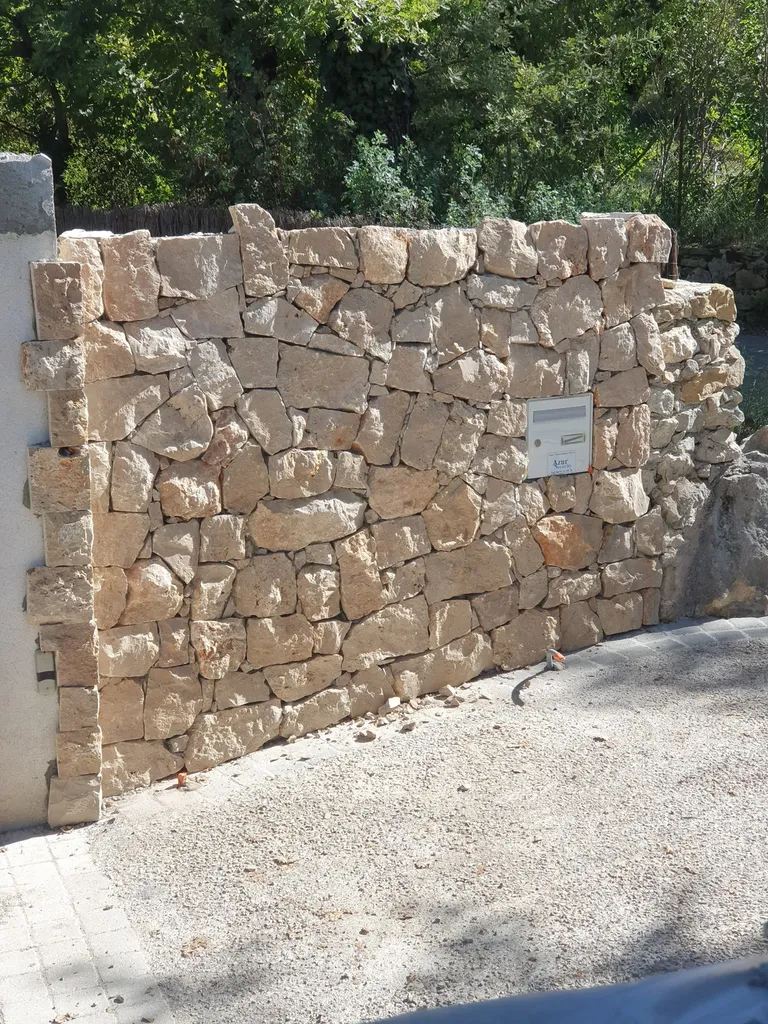 Réalisation d’un mur en pierre naturelle par Chatti Construction à Montauroux, alliant savoir-faire artisanal et esthétique provençale.