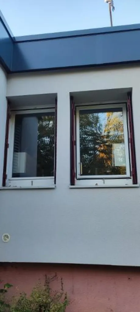 Pose de volets roulants solaires avec moustiquaires Profalux sur mesure installés par Centre Est Isolation à Quetigny en Côte d'Or