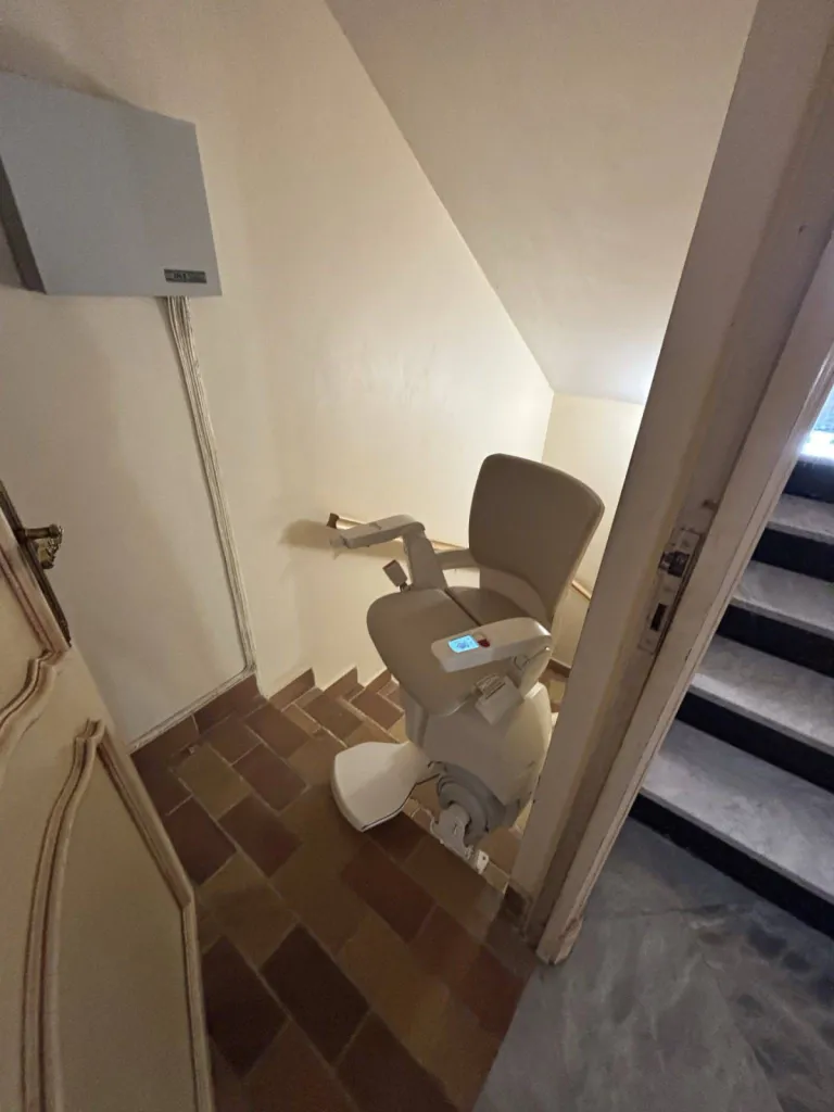 Pivot motorisé facilitant la sortie du fauteuil monte escalier OTOLIFT Smart dans cet escalier tournant à Marseille