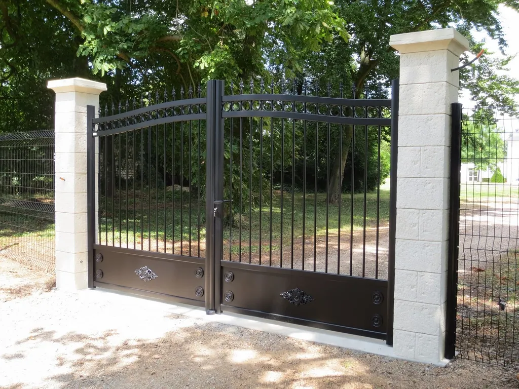 Portail Battant Authentique Sur-Mesure, Portail Motorisé en Aluminium et en Acier à Honfleur dans le Calvados 14