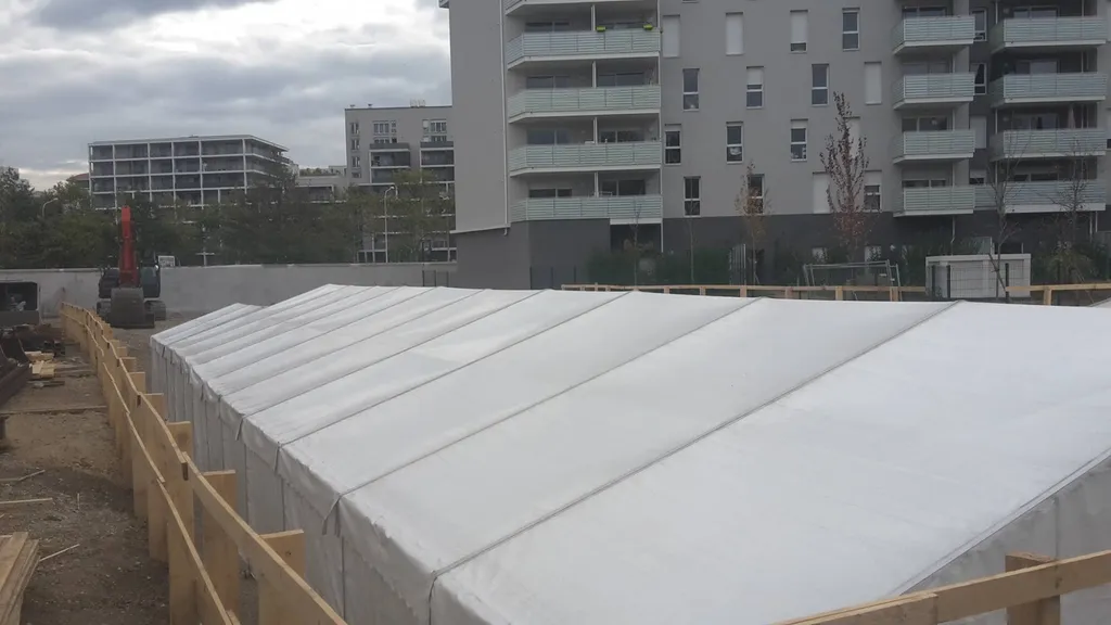 Pose de première pierre sur un chantier