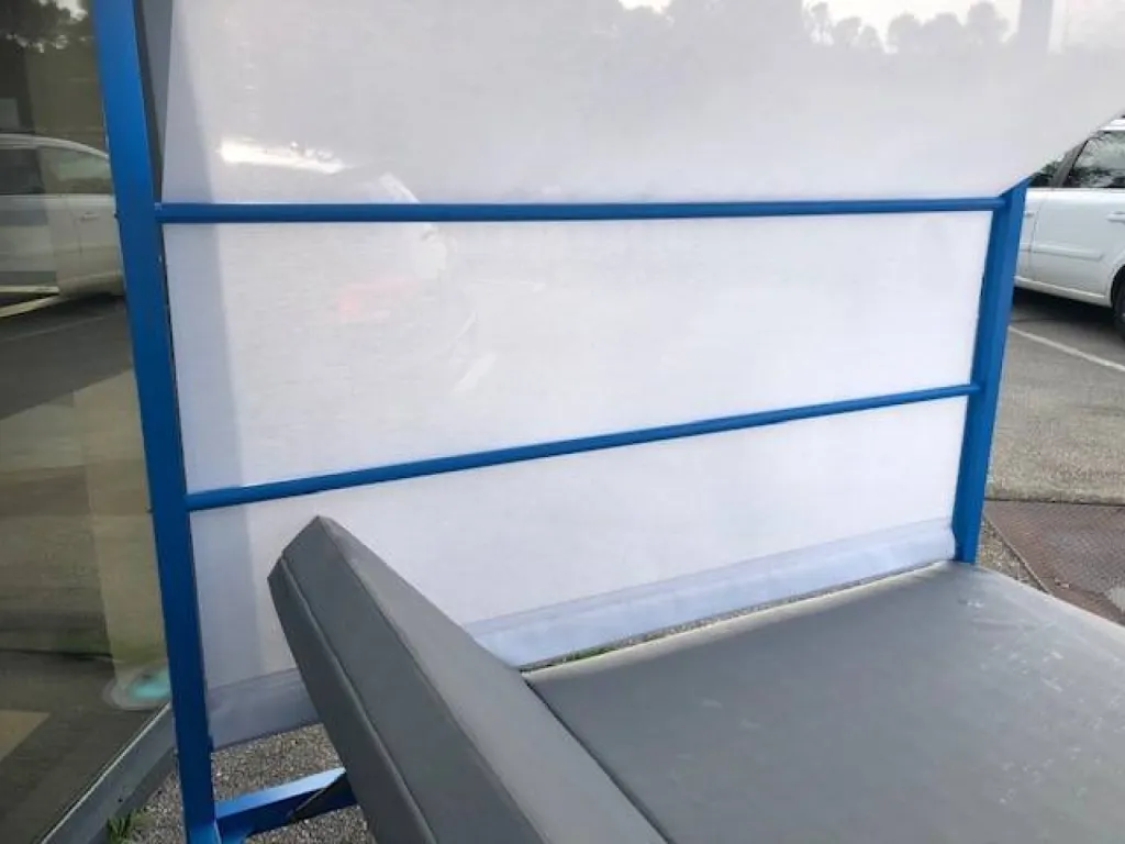 Lit intégré à la pergola en aluminium